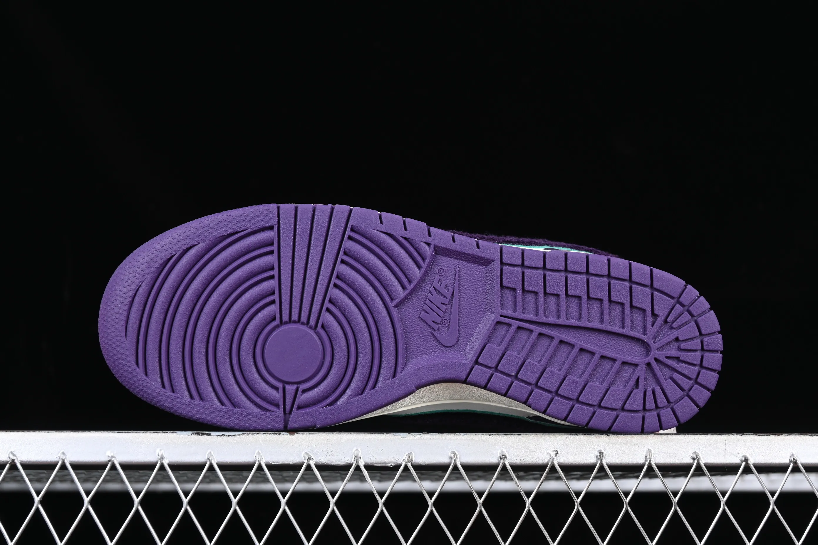 All Categories Nk SB Dunk Series Nk SB Dunk Low Low-top sneakers Nk SB Dunk Low "Chenille Swoosh" Chenille SB low-top sports and leisure sneakers DQ7683-100